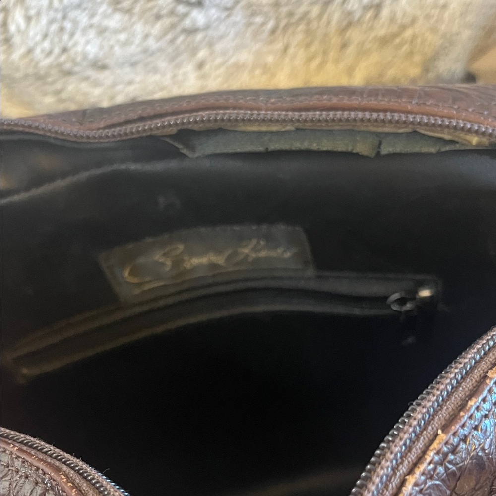 Sandra Roberts Sleek Brown Crossbody Bag - Picture 6 of 9
